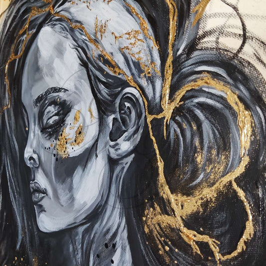 Großformatiges modernes Wandbild in Gold und Erdtönen, abstrakte Figur mit Struktur-Effekten, Kintsugi-Stil Dekoration für Wohnzimmer. Nahaufnahme Originalgemälde The Mind's Gilded Tether von Marika Junikajtes.