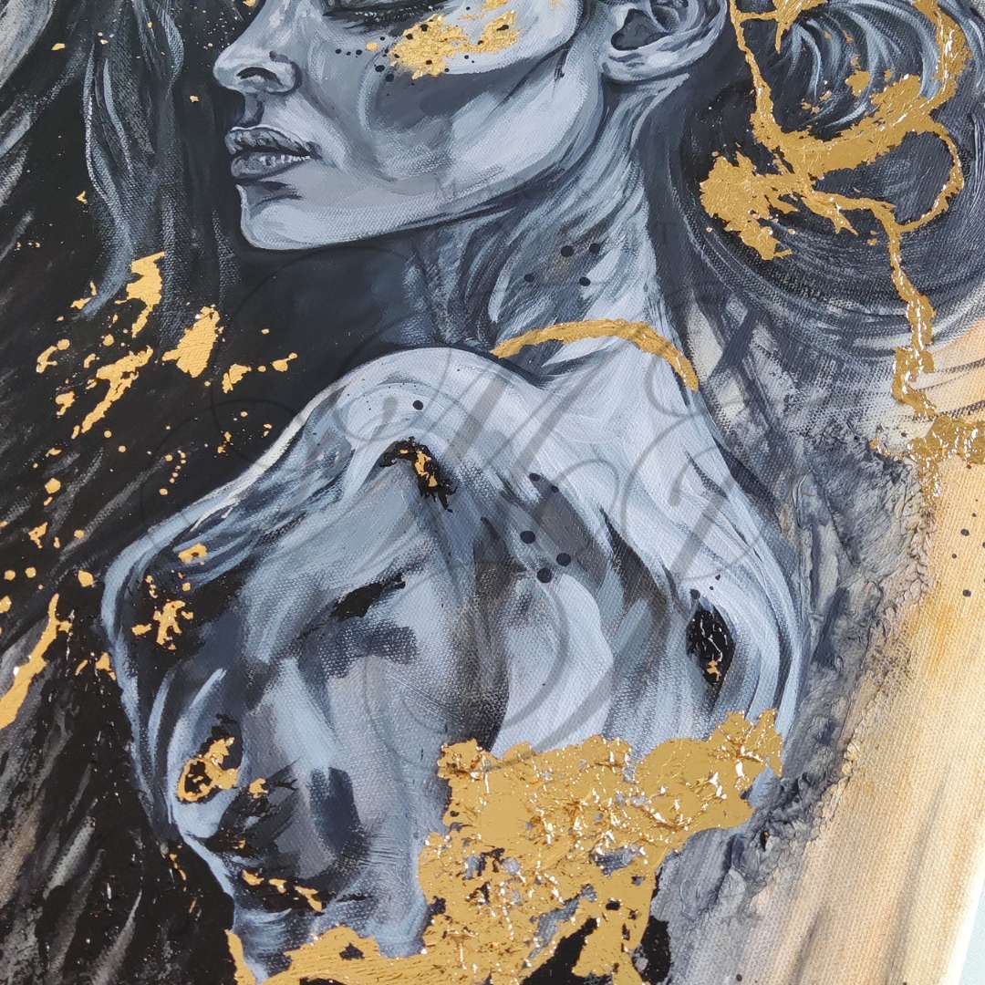 Großformatiges modernes Wandbild in Gold und Erdtönen, abstrakte Figur mit Struktur-Effekten, Kintsugi-Stil Dekoration für Wohnzimmer. Nahaufnahme Originalgemälde The Mind's Gilded Tether von Marika Junikajtes.