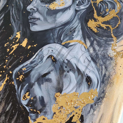 Großformatiges modernes Wandbild in Gold und Erdtönen, abstrakte Figur mit Struktur-Effekten, Kintsugi-Stil Dekoration für Wohnzimmer. Nahaufnahme Originalgemälde The Mind's Gilded Tether von Marika Junikajtes.