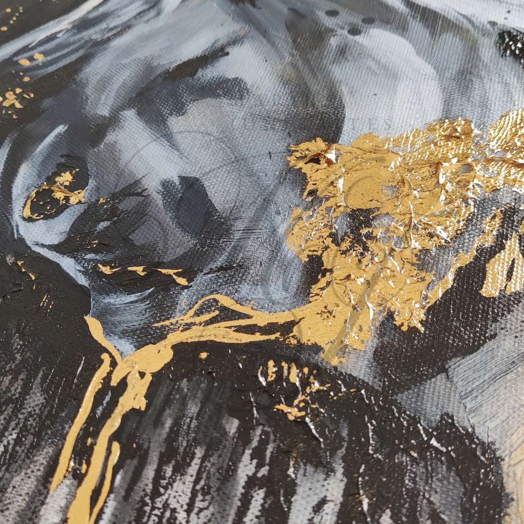 Großformatiges modernes Wandbild in Gold und Erdtönen, abstrakte Figur mit Struktur-Effekten, Kintsugi-Stil Dekoration für Wohnzimmer. Nahaufnahme Originalgemälde The Mind's Gilded Tether von Marika Junikajtes.