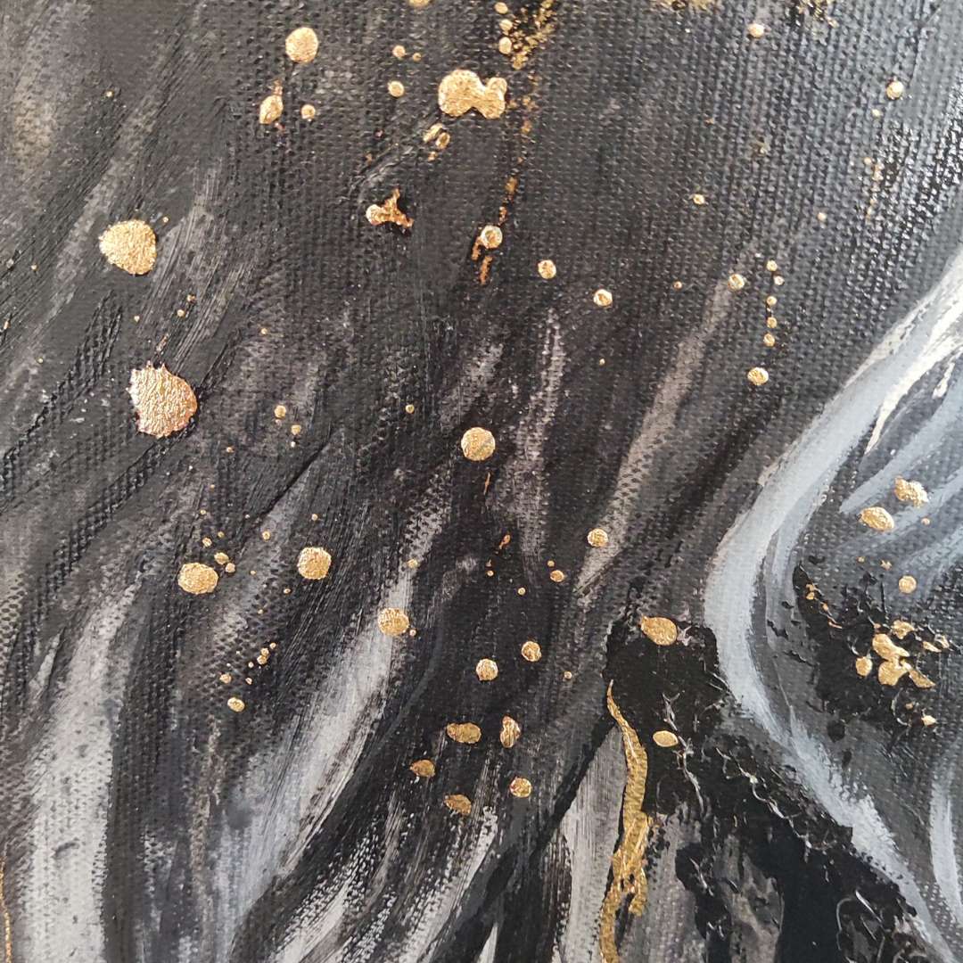 Großformatiges modernes Wandbild in Gold und Erdtönen, abstrakte Figur mit Struktur-Effekten, Kintsugi-Stil Dekoration für Wohnzimmer. Nahaufnahme Originalgemälde The Mind's Gilded Tether von Marika Junikajtes.