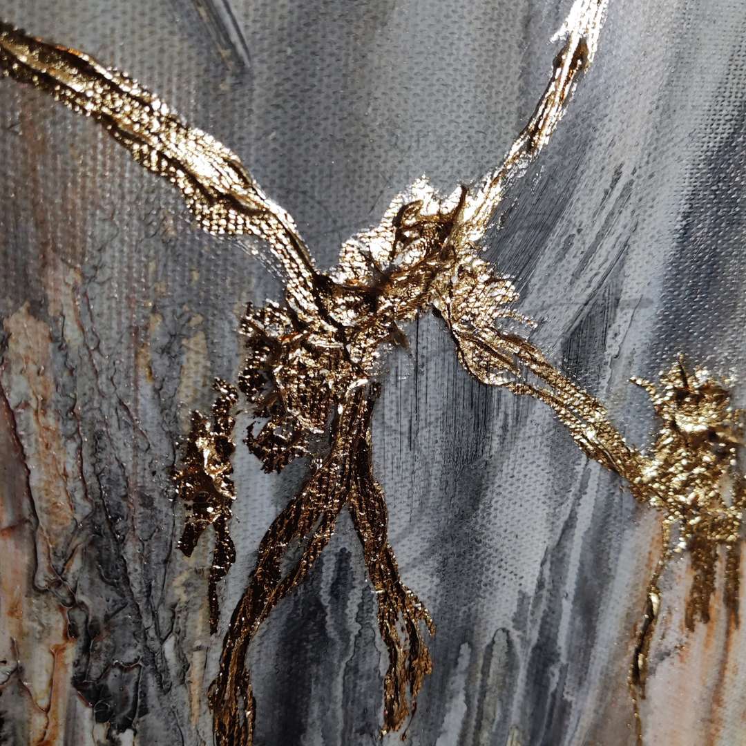 Großformatiges modernes Wandbild in Gold und Erdtönen, abstrakte Figur mit Struktur-Effekten, Kintsugi-Stil Dekoration für Wohnzimmer. Nahaufnahme Originalgemälde The Mind's Gilded Tether von Marika Junikajtes.