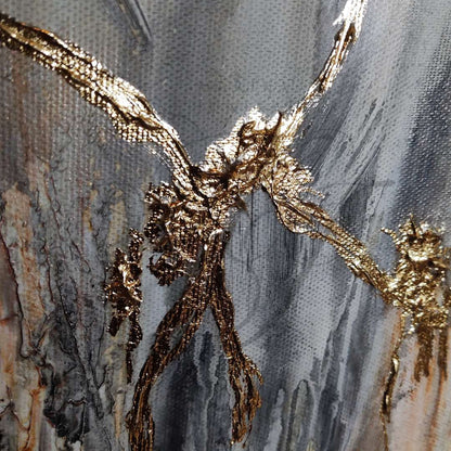 Großformatiges modernes Wandbild in Gold und Erdtönen, abstrakte Figur mit Struktur-Effekten, Kintsugi-Stil Dekoration für Wohnzimmer. Nahaufnahme Originalgemälde The Mind's Gilded Tether von Marika Junikajtes.