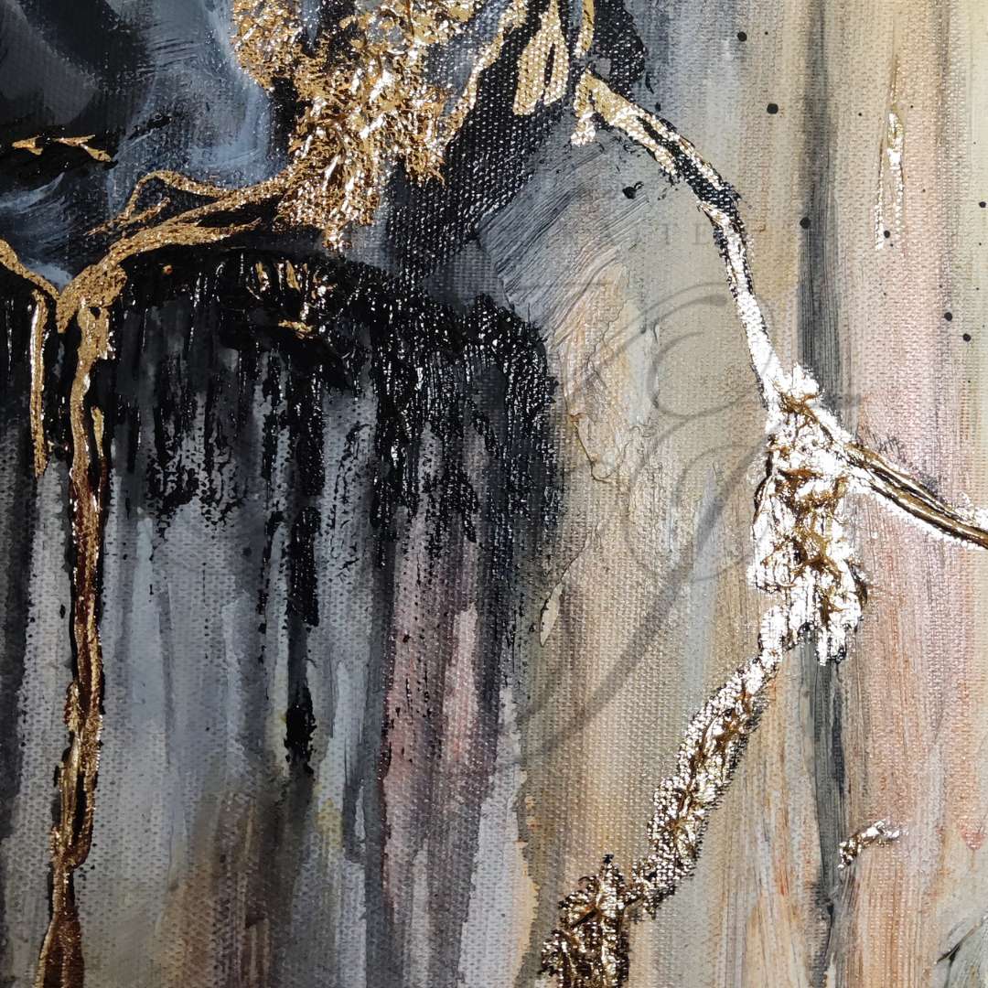 Großformatiges modernes Wandbild in Gold und Erdtönen, abstrakte Figur mit Struktur-Effekten, Kintsugi-Stil Dekoration für Wohnzimmer. Nahaufnahme Originalgemälde The Mind's Gilded Tether von Marika Junikajtes.