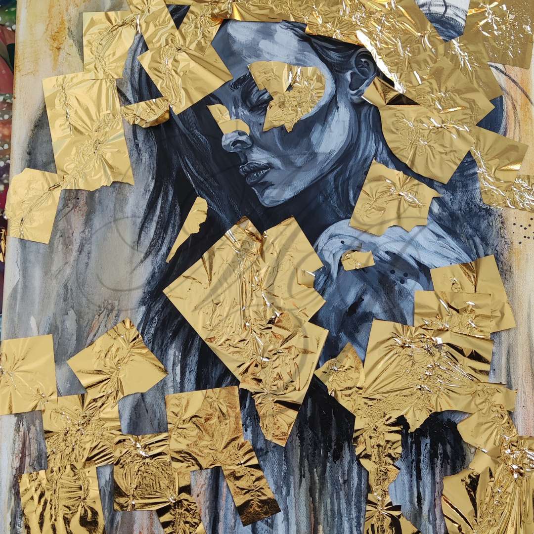 Großformatiges modernes Wandbild in Gold und Erdtönen, abstrakte Figur mit Struktur-Effekten, Kintsugi-Stil Dekoration für Wohnzimmer. Nahaufnahme Work In Progress Originalgemälde The Mind's Gilded Tether von Marika Junikajtes.
