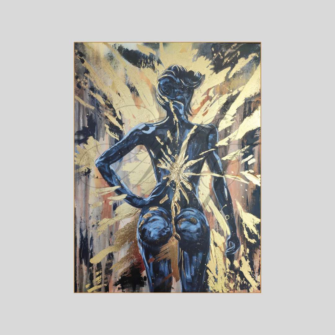 Großformatiges modernes Wandbild in Gold und Erdtönen, abstrakte Figur einer Frau mit Struktur-Effekten, Kintsugi-Kunst, Dekoration für Wohnzimmer. Originalgemälde The Radiant Uprising von Marika Junikajtes.