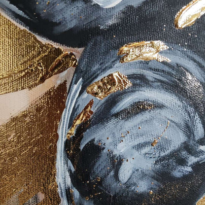 Großformatiges modernes Wandbild in Gold und Erdtönen, abstrakte Figur einer Frau mit Struktur-Effekten, Kintsugi-Kunst, Dekoration für Wohnzimmer. Originalgemälde Nahaufnahme The Radiant Uprising von Marika Junikajtes.