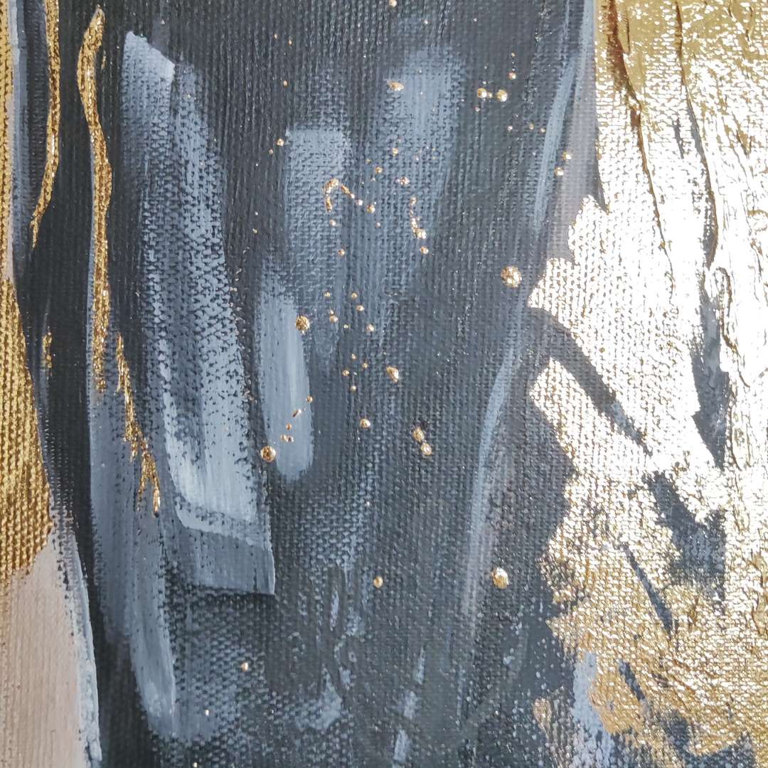 Großformatiges modernes Wandbild in Gold und Erdtönen, abstrakte Figur einer Frau mit Struktur-Effekten, Kintsugi-Kunst, Dekoration für Wohnzimmer. Originalgemälde Nahaufnahme The Radiant Uprising von Marika Junikajtes.