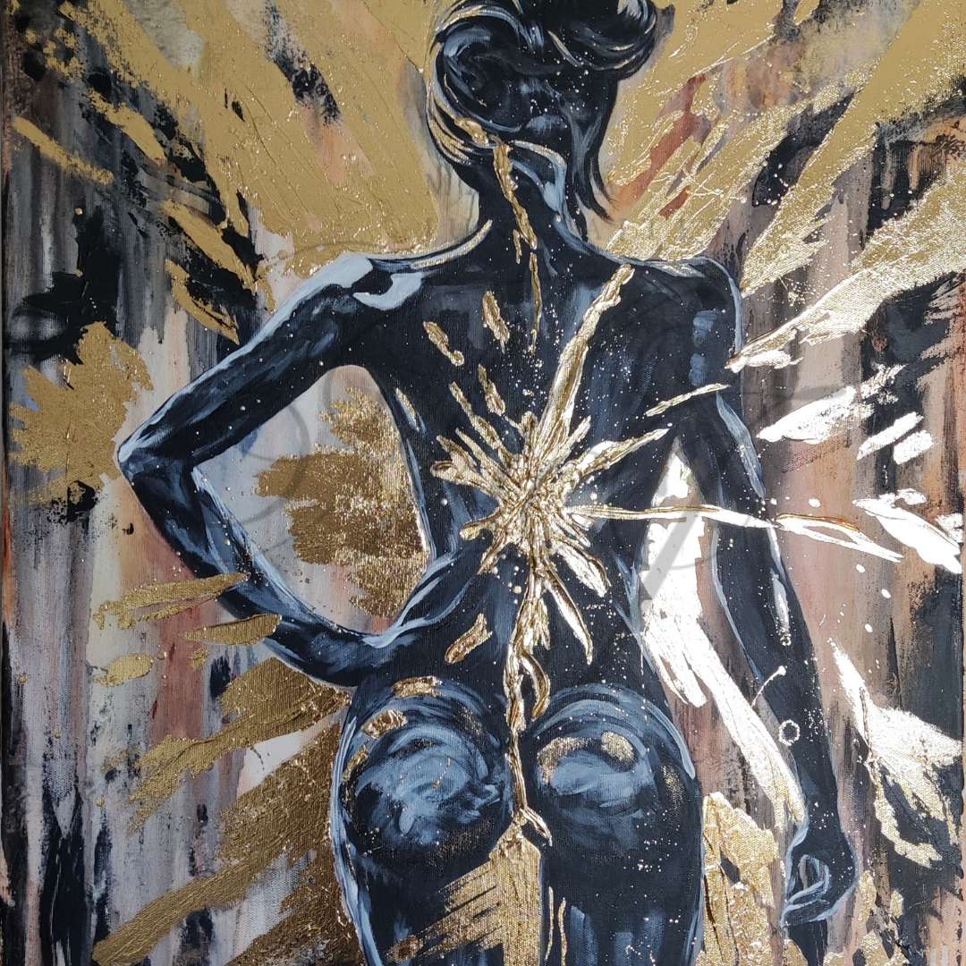 Großformatiges modernes Wandbild in Gold und Erdtönen, abstrakte Figur einer Frau mit Struktur-Effekten, Kintsugi-Kunst, Dekoration für Wohnzimmer. Originalgemälde Nahaufnahme The Radiant Uprising von Marika Junikajtes.