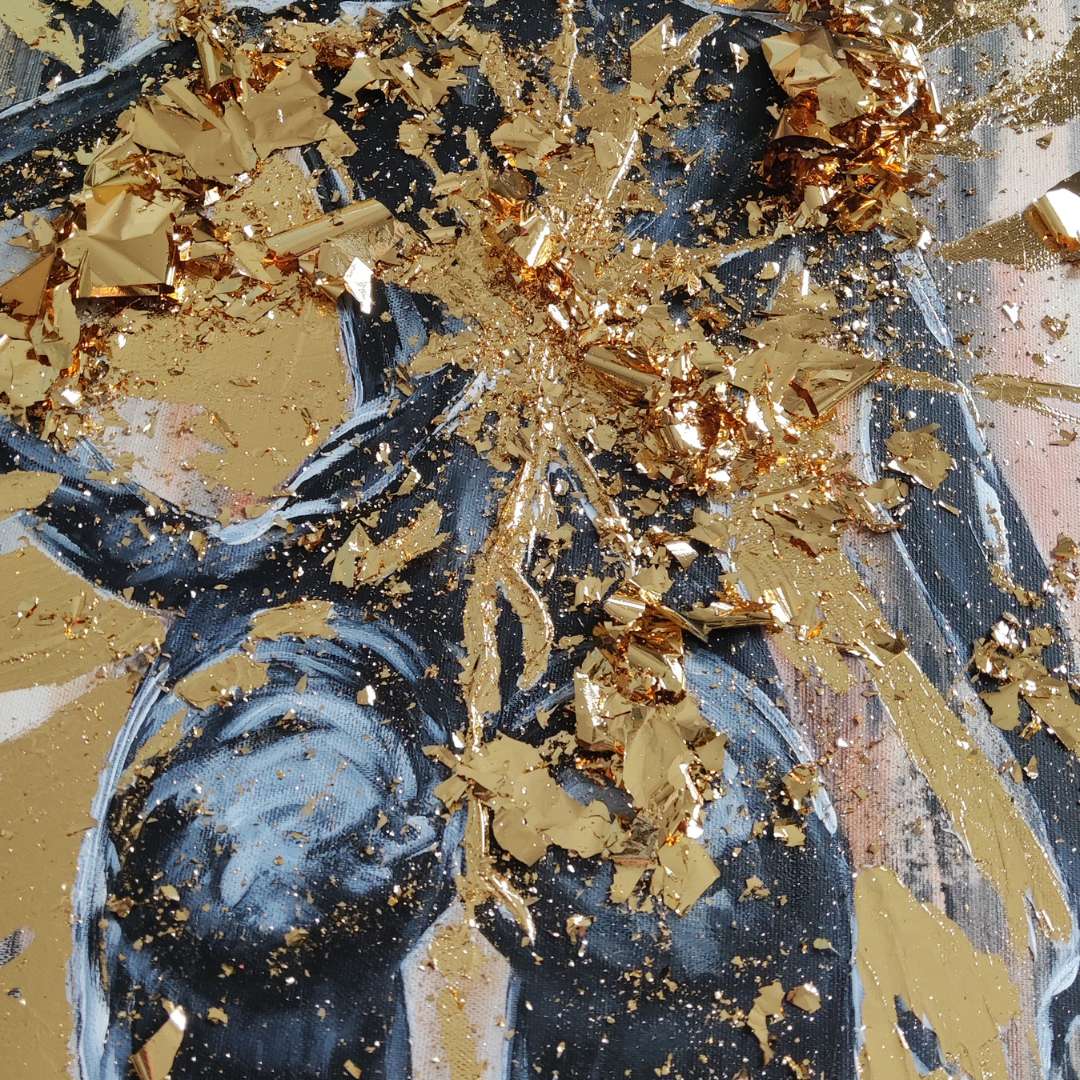 Großformatiges modernes Wandbild in Gold und Erdtönen, abstrakte Figur einer Frau mit Struktur-Effekten, Kintsugi-Kunst, Dekoration für Wohnzimmer. Originalgemälde Work In Progress Aufnahme The Radiant Uprising von Marika Junikajtes.