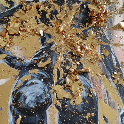 Großformatiges modernes Wandbild in Gold und Erdtönen, abstrakte Figur einer Frau mit Struktur-Effekten, Kintsugi-Kunst, Dekoration für Wohnzimmer. Originalgemälde Work In Progress Aufnahme The Radiant Uprising von Marika Junikajtes.