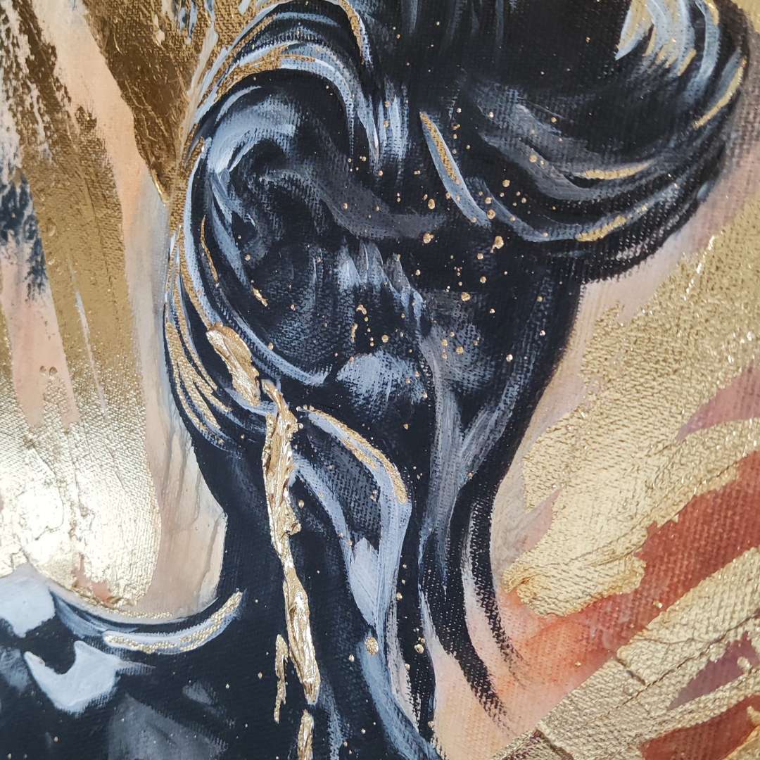 Großformatiges modernes Wandbild in Gold und Erdtönen, abstrakte Figur einer Frau mit Struktur-Effekten, Kintsugi-Kunst, Dekoration für Wohnzimmer. Originalgemälde Nahaufnahme The Radiant Uprising von Marika Junikajtes.