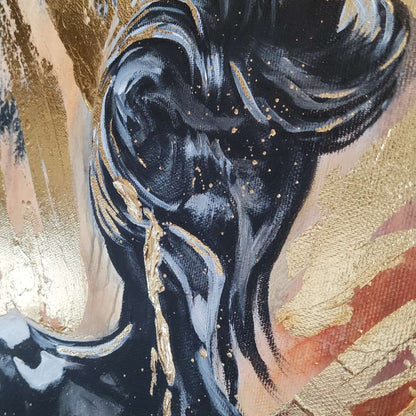 Großformatiges modernes Wandbild in Gold und Erdtönen, abstrakte Figur einer Frau mit Struktur-Effekten, Kintsugi-Kunst, Dekoration für Wohnzimmer. Originalgemälde Nahaufnahme The Radiant Uprising von Marika Junikajtes.
