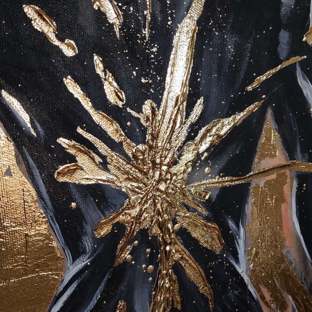 Großformatiges modernes Wandbild in Gold und Erdtönen, abstrakte Figur einer Frau mit Struktur-Effekten, Kintsugi-Kunst, Dekoration für Wohnzimmer. Originalgemälde Nahaufnahme The Radiant Uprising von Marika Junikajtes.
