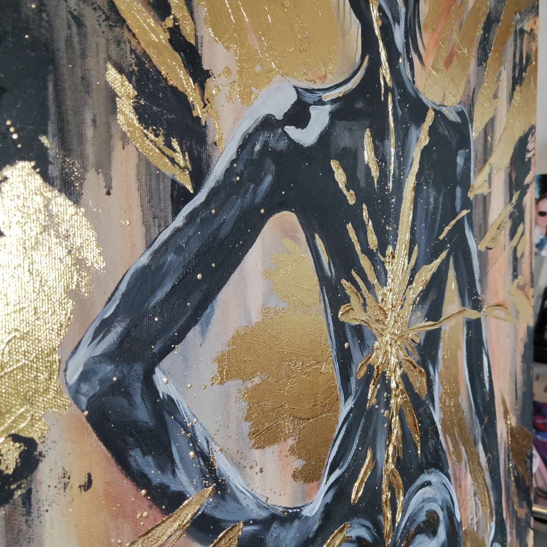 Großformatiges modernes Wandbild in Gold und Erdtönen, abstrakte Figur einer Frau mit Struktur-Effekten, Kintsugi-Kunst, Dekoration für Wohnzimmer. Originalgemälde Nahaufnahme The Radiant Uprising von Marika Junikajtes.