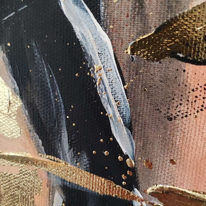 Großformatiges modernes Wandbild in Gold und Erdtönen, abstrakte Figur einer Frau mit Struktur-Effekten, Kintsugi-Kunst, Dekoration für Wohnzimmer. Originalgemälde Nahaufnahme The Radiant Uprising von Marika Junikajtes.