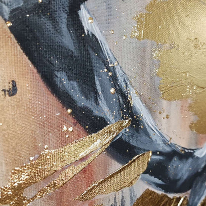 Großformatiges modernes Wandbild in Gold und Erdtönen, abstrakte Figur einer Frau mit Struktur-Effekten, Kintsugi-Kunst, Dekoration für Wohnzimmer. Originalgemälde Nahaufnahme The Radiant Uprising von Marika Junikajtes.