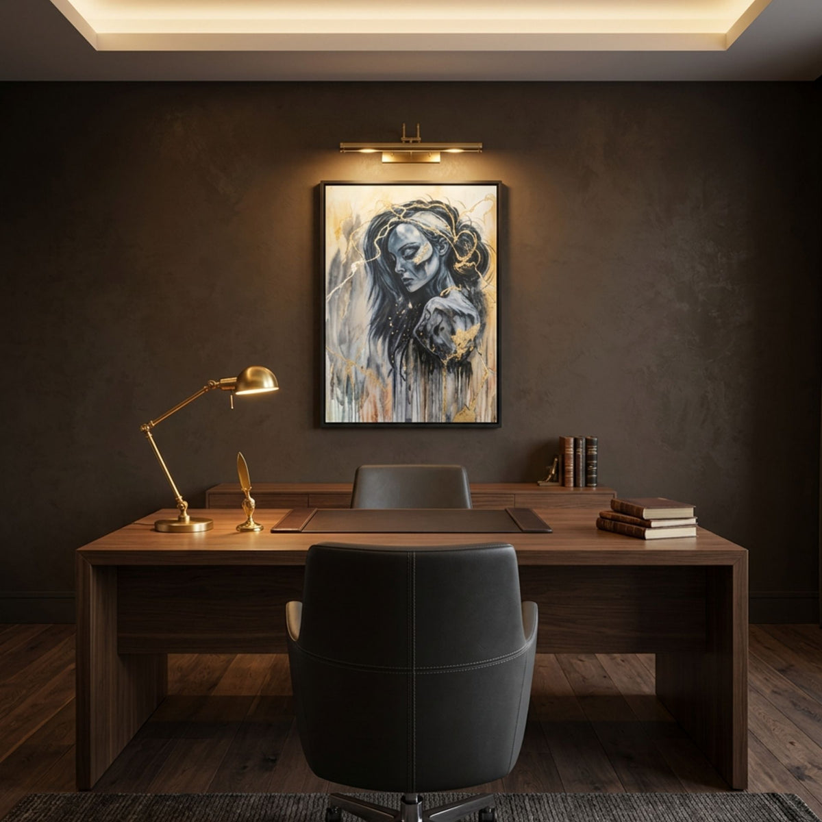 Digitale Raumvisualisierung des Originalgemäldes „The Mind’s Gilded Tether“ von Marika Junikajtes in einem dunklen Chefbüro mit Nussbaum-Schreibtisch, schwarzem Lederstuhl und Messingleuchte. Das 60 × 80 cm große Mixed-Media-Porträt zeigt eine Frau in Grau-, Schwarz- und Goldtönen.