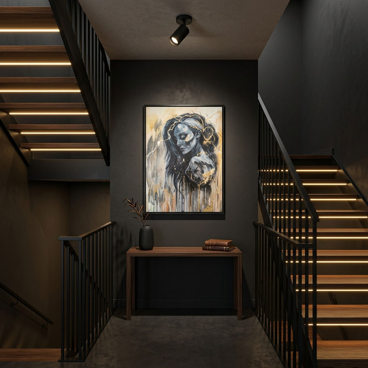 „The Mind’s Gilded Tether“ von Marika Junikajtes als digitale Raumvisualisierung auf einem dunklen Zwischenpodest mit Holztreppen, schwarzem Geländer und indirekter Beleuchtung. Das kintsugi-inspirierte Frauenporträt in Grau und Gold setzt einen markanten Akzent.