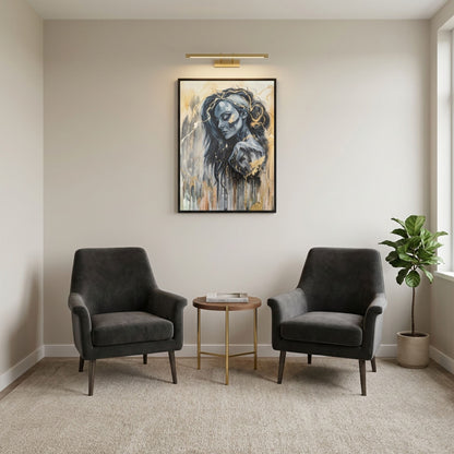 Digitale Raumvisualisierung des Originalgemäldes „The Mind’s Gilded Tether“ von Marika Junikajtes in einem modernen Wartebereich mit zwei anthrazitfarbenen Sesseln, Messingtisch und heller Wand. Das 60 × 80 cm große Mixed-Media-Werk zeigt ein weibliches Porträt mit goldenen Strukturen.