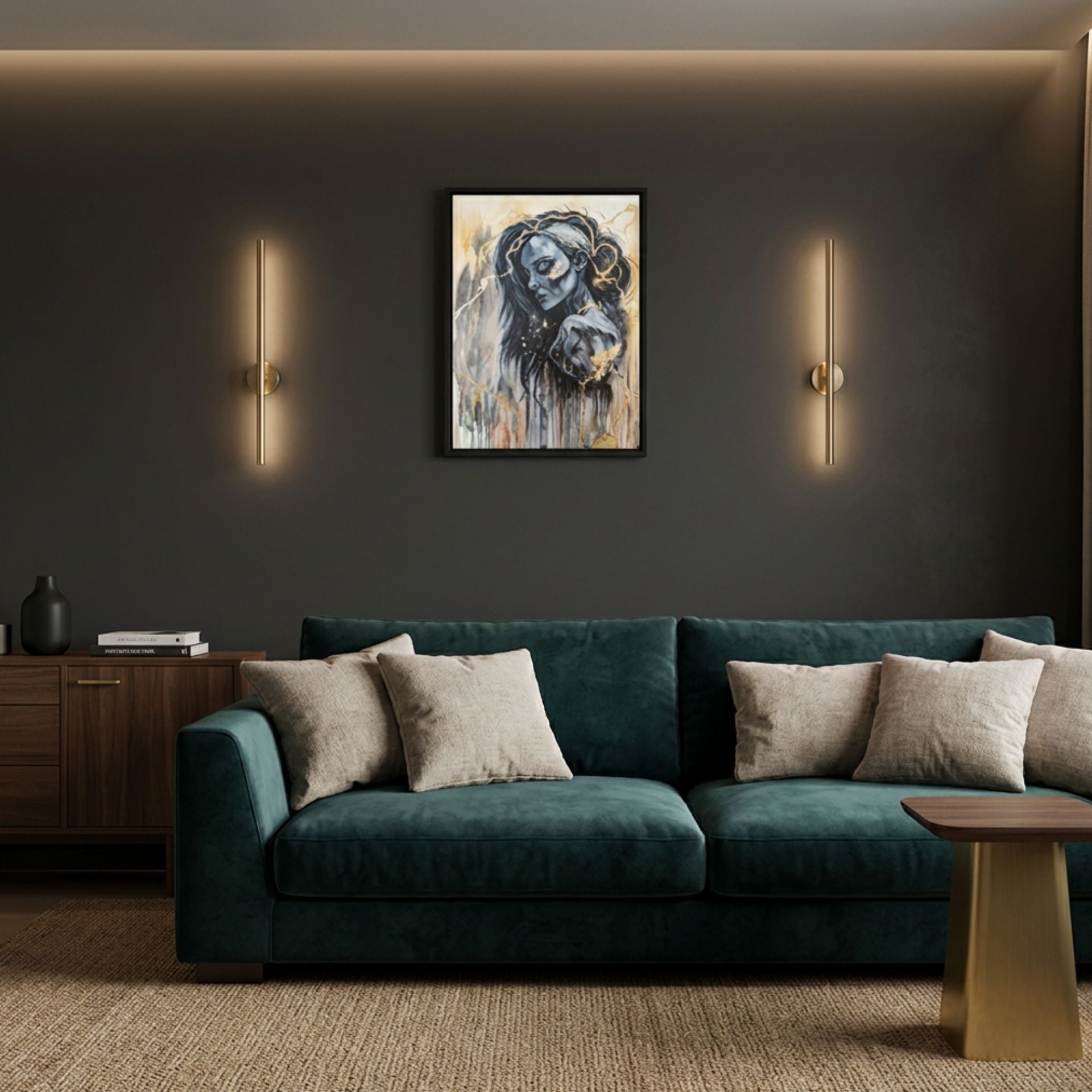 Digitale Raumvisualisierung von „The Mind’s Gilded Tether“, einem 60 × 80 cm großen Originalgemälde von Marika Junikajtes, über einem dunkelgrünen Samtsofa. Das expressive Frauenporträt mit goldenen, kintsugi-inspirierten Linien wirkt vor der anthrazitfarbenen Wand als klarer Mittelpunkt.