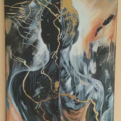 Video von Golden Burden, Abstrakte Kunst von Marika Junikajtes: Eine tiefschwarze, organische Silhouette trifft auf einen strukturierten Fond in Light-Beige und Sandtönen. Explosive Goldadern im Kintsugi-Stilund dynamische schwarze Drips erzeugen eine spannungsvolle Tiefe. Ein kraftvolles Statement-Piece, das in modernen, minimalistischen Räumlichkeiten oder urbanen Industrial-Lofts eine markante Präsenz entfaltet.