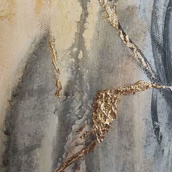 Großformatiges modernes Wandbild in Gold und Erdtönen, abstrakte Figur mit Struktur-Effekten, Kintsugi-Stil Dekoration für Wohnzimmer. Nahaufnahme Video Originalgemälde The Mind's Gilded Tether von Marika Junikajtes.