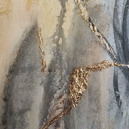 Großformatiges modernes Wandbild in Gold und Erdtönen, abstrakte Figur mit Struktur-Effekten, Kintsugi-Stil Dekoration für Wohnzimmer. Nahaufnahme Video Originalgemälde The Mind's Gilded Tether von Marika Junikajtes.