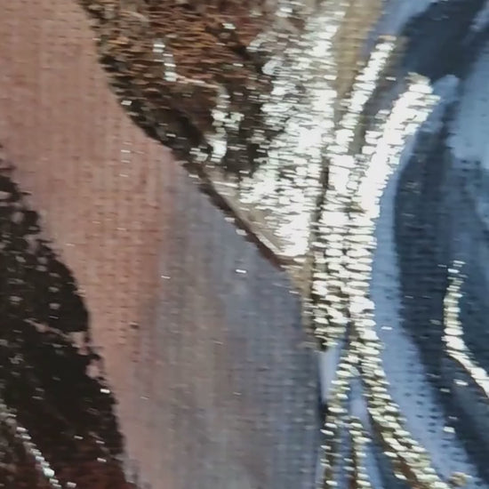 Großformatiges modernes Wandbild in Gold und Erdtönen, abstrakte Figur einer Frau mit Struktur-Effekten, Kintsugi-Kunst, Dekoration für Wohnzimmer. Originalgemälde Video Nahaufnahme The Radiant Uprising von Marika Junikajtes.