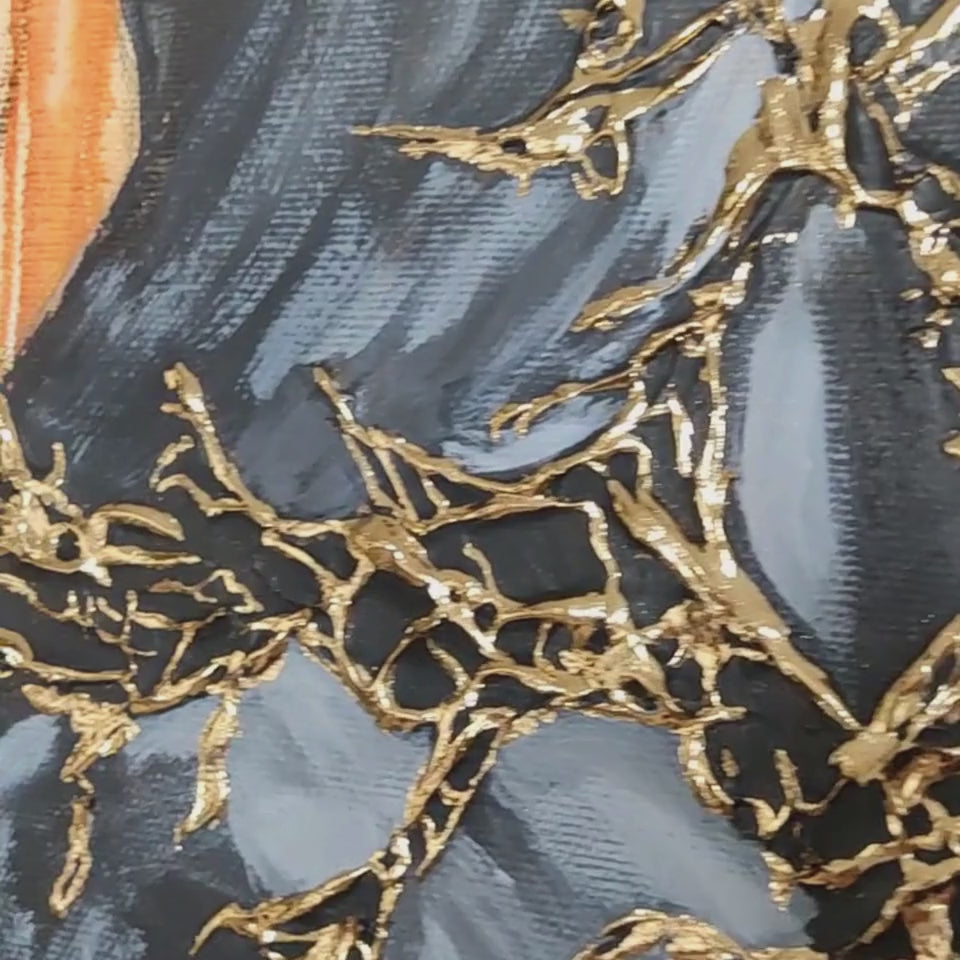 Großformatiges modernes Wandbild in Gold und Erdtönen, abstrakte Frauen Figur mit Struktur-Effekten, Kintsugi-Kunst, Dekoration für Wohnzimmer. Video Nahaufnahme, Originalgemälde Fortress Of Light von Marika Junikajtes.
