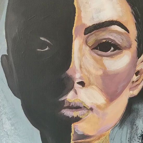 Originalgemälde Silence Is My Shield von Contemporary Artist Marika Junikajtes. Art with Soul. Series Strength Wears Black. Mixed Media (Acryl, Blatttgold, Metallicfarben) auf Leinwand 
