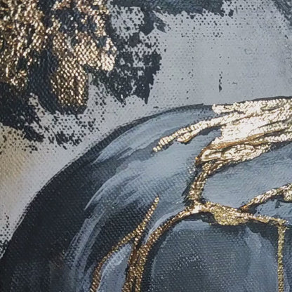 Großformatiges modernes Wandbild in Gold und Erdtönen, abstrakte Frauen Figur mit Struktur-Effekten, Kintsugi-Kunst, Dekoration für Wohnzimmer. Vidoe Nahaufnahme, Originalgemälde The Chokehold Of Conformityvon Marika Junikajtes.