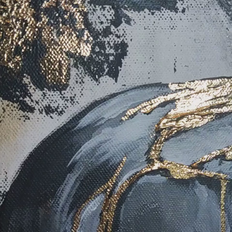 Großformatiges modernes Wandbild in Gold und Erdtönen, abstrakte Frauen Figur mit Struktur-Effekten, Kintsugi-Kunst, Dekoration für Wohnzimmer. Vidoe Nahaufnahme, Originalgemälde The Chokehold Of Conformityvon Marika Junikajtes.