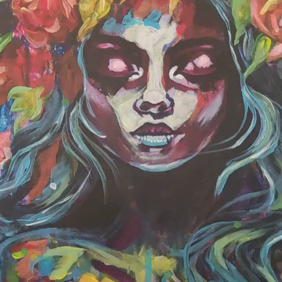 Video mit Nahaufnahmen des Originalgemäldes Beauty Of Darkness von Künstlerin Marika Junikajtes, ein zeitgenössisches, expressives Portrait.