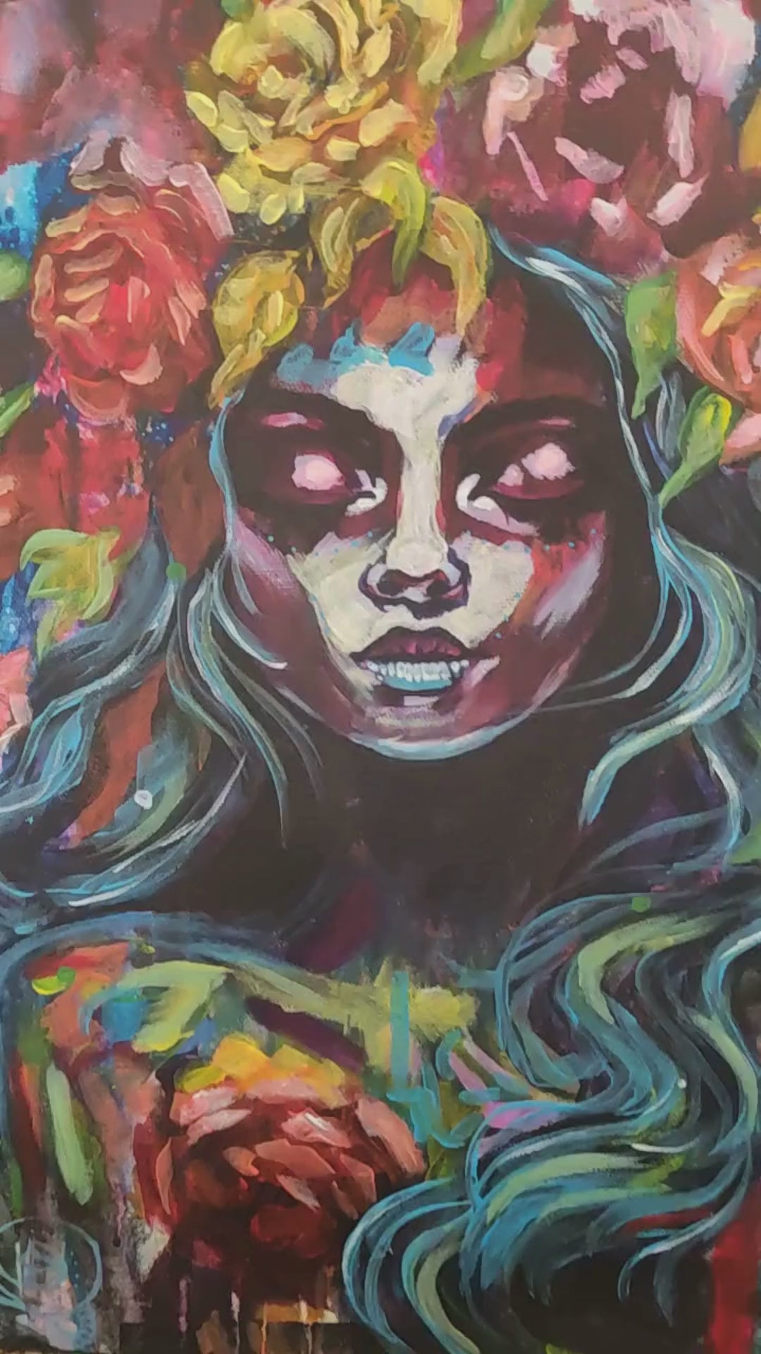 Video mit Nahaufnahmen des Originalgemäldes Beauty Of Darkness von Künstlerin Marika Junikajtes, ein zeitgenössisches, expressives Portrait.